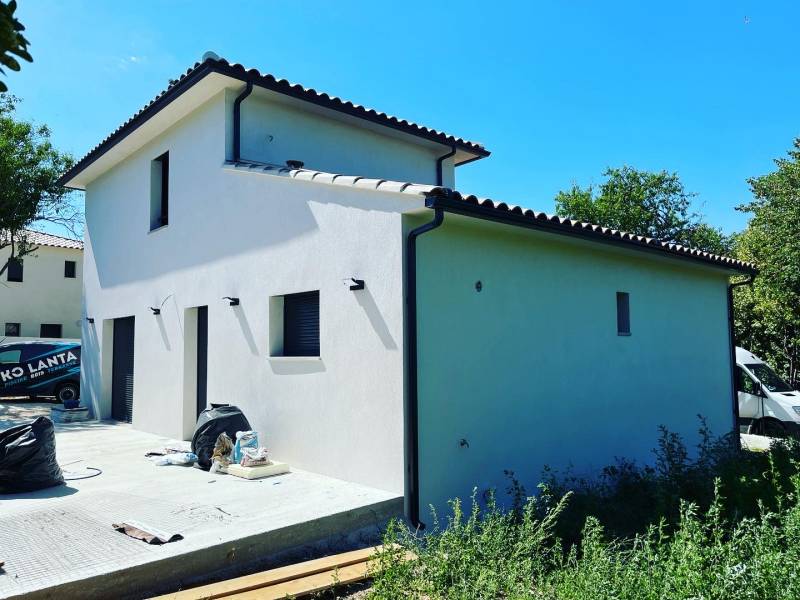 Changement de toutes les gouttières en aluminium pour grande villa dans le Var par artisan qualifié